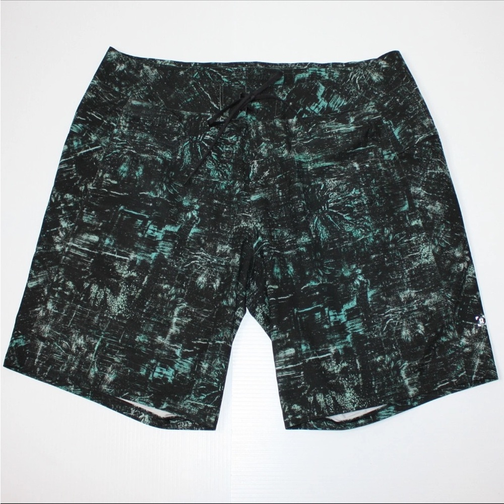 Lululemon Live in Practice Current State Hybrid Board Short - Geometric Channel